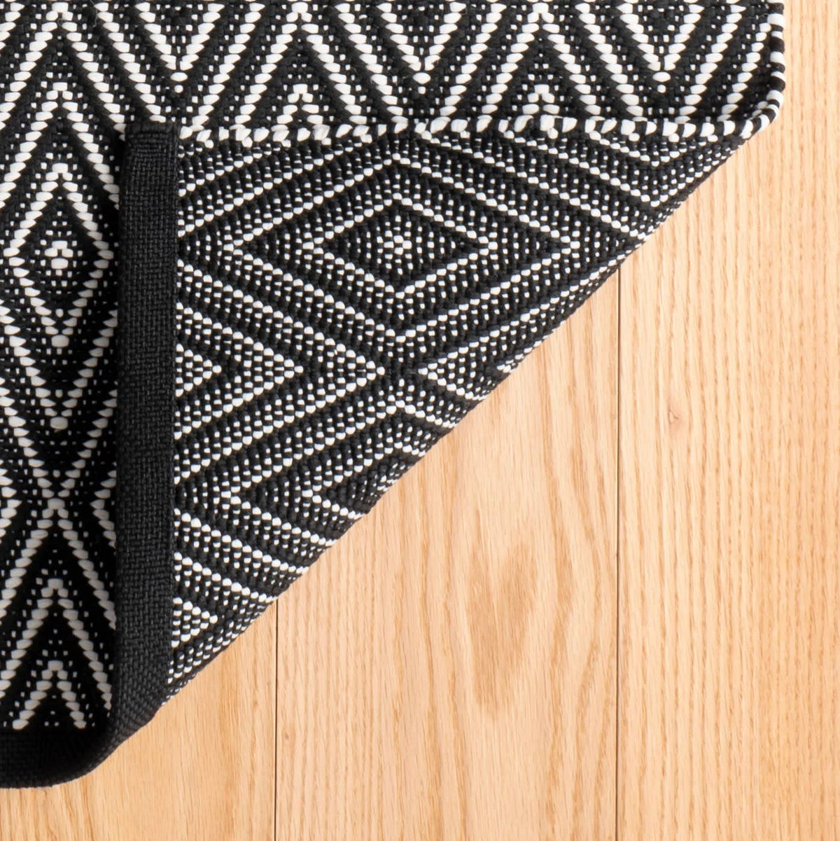 Diamond Handwoven Indoor/Outdoor Rug | Black/Ivory: 2' x 3'