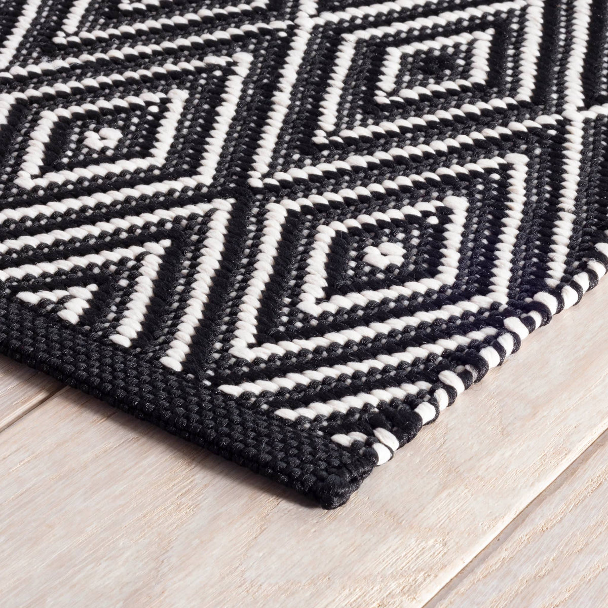 Diamond Handwoven Indoor/Outdoor Rug | Black/Ivory: 2' x 3'