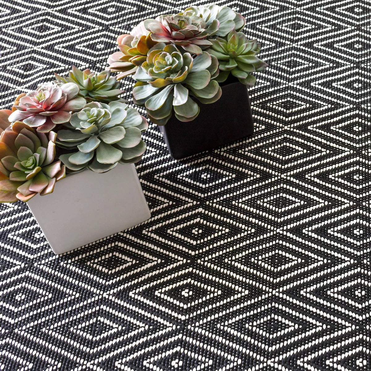Diamond Handwoven Indoor/Outdoor Rug | Black/Ivory: 2' x 3'